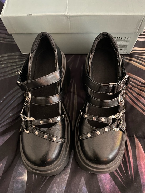 Parisuit Women’s Goth Platform Black Mary Janes with Chains & Heart Accent Sz 7 - Picture 5 of 9